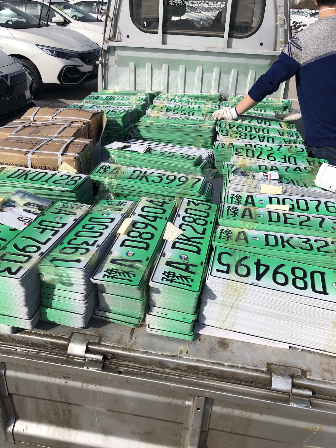 Batch handover of new-energy vehicle plates and paperwork